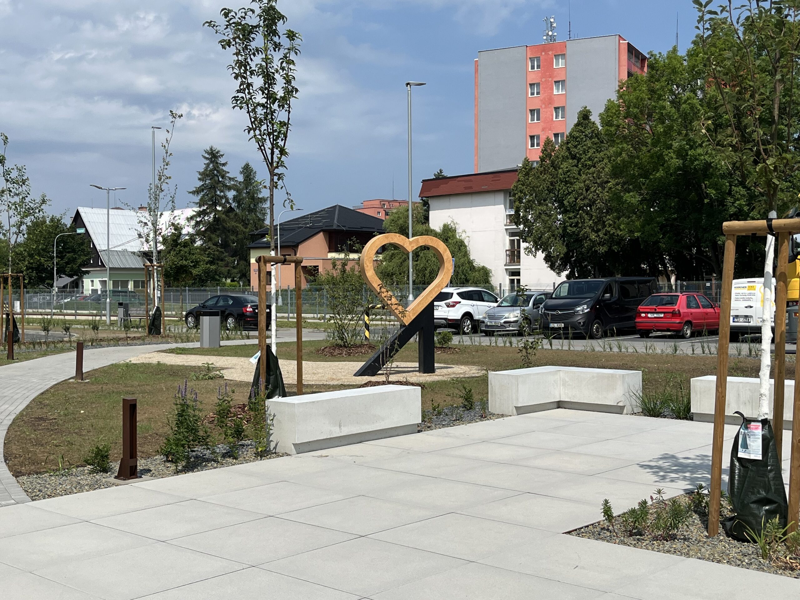 Upravený přednádražní prostor v Rožnově pod Radhoštěm s novou zelení, fotopointem a parkovištěm