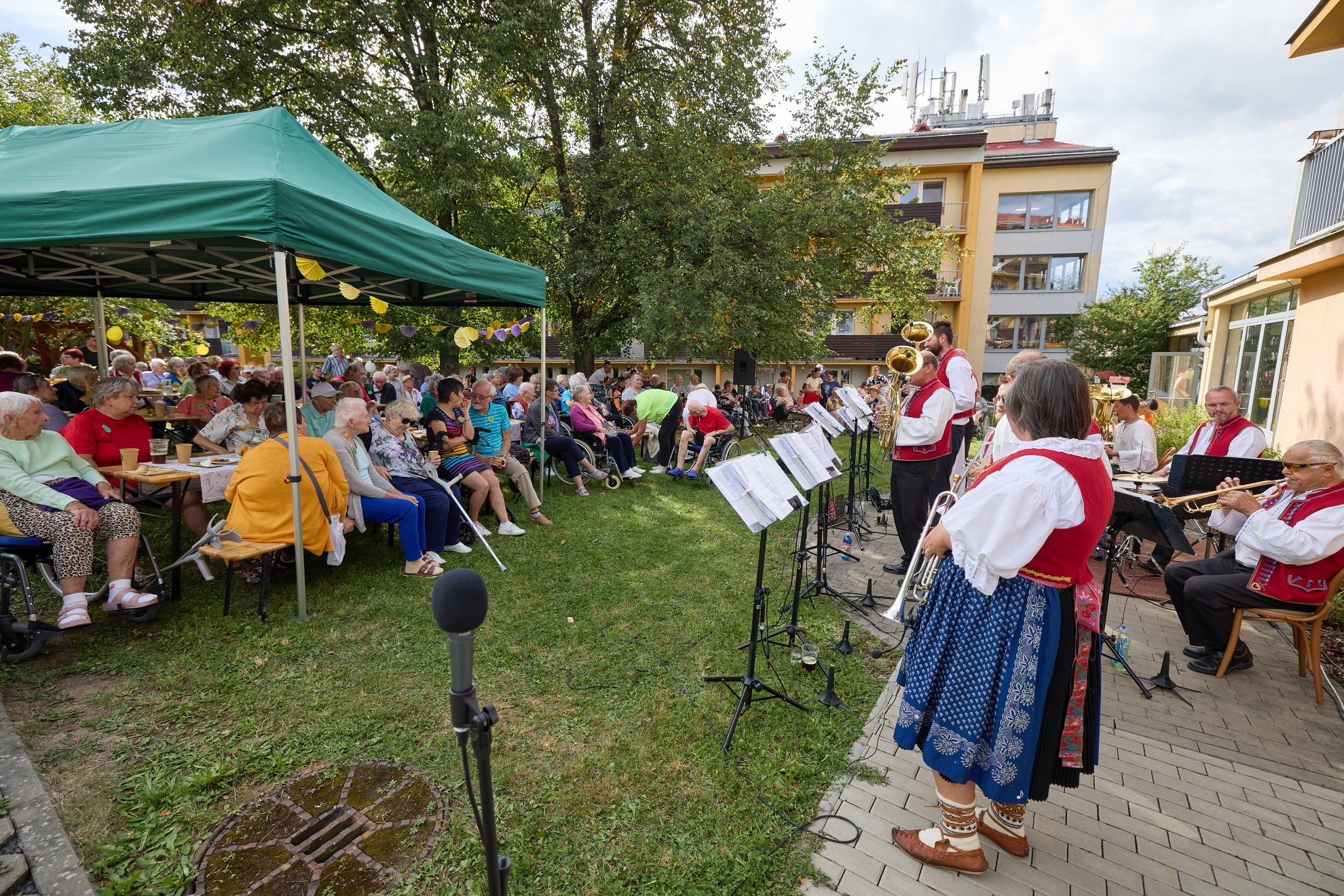 Dechová hudba Záhořané na Zahradní slavnosti v Domově pro seniory Rožnov pod Radhoštěm