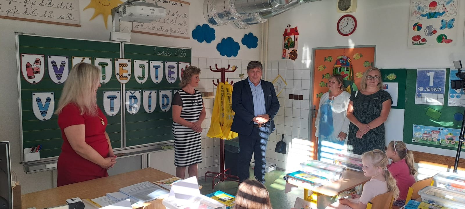 Prvňáčky přivítal na zahájení nového školního roku v Rožnově místostarosta Tomáš Gross