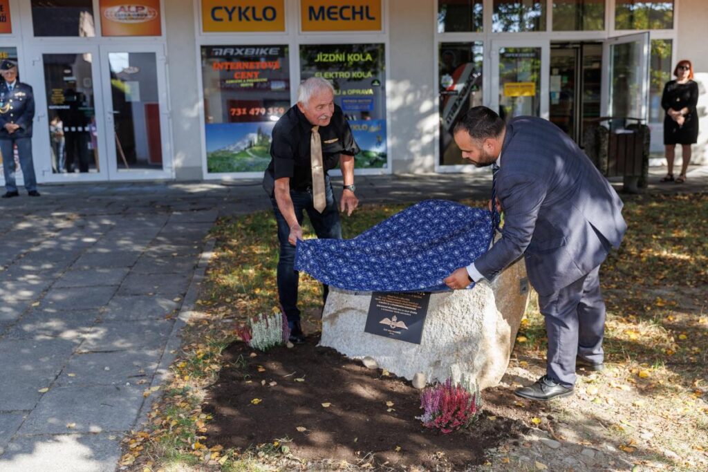 Odhalení pamětní desky Karla Pernici u Lípy svobody v Zubří