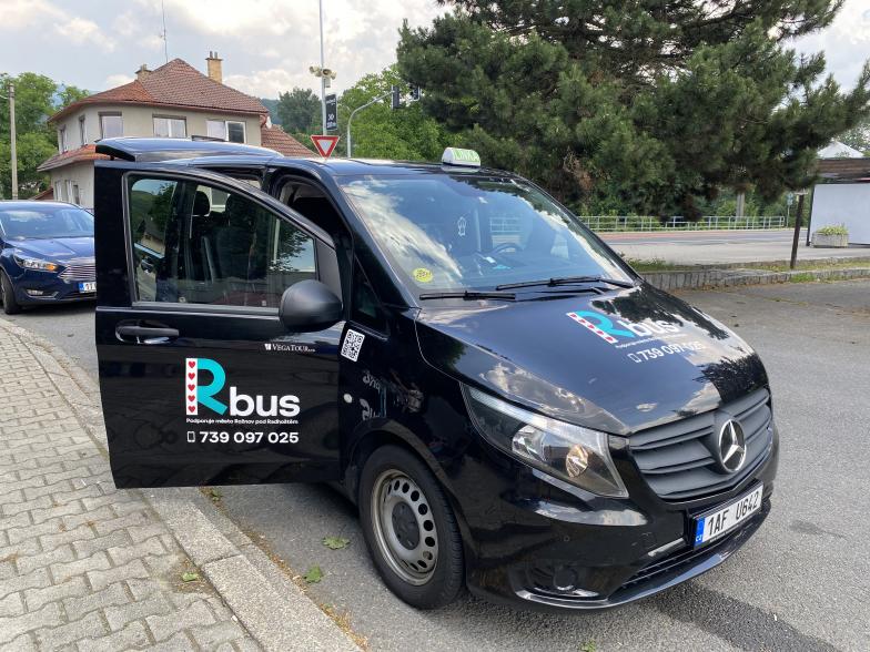 Vozidlo poptávkové dopravy Rbus v Rožnově pod Radhoštěm