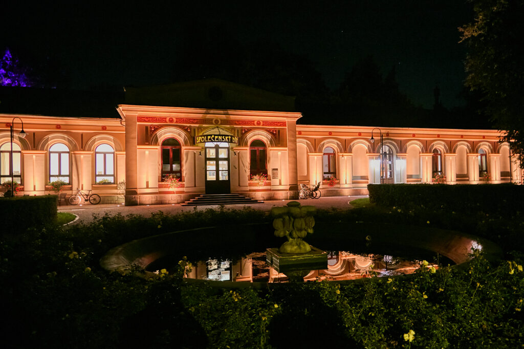 Společenský dům s novým architektonickým osvětlením